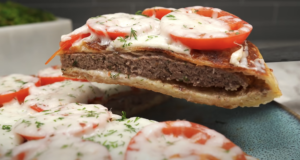 Tortillová pizza s mletým hovězím masem, rajčaty, vejcem a sýrem – Krok za krokem