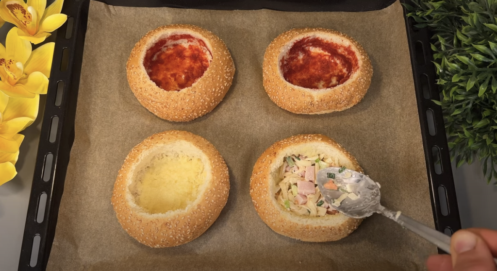 Křupavé housky plněné směsí jarní cibulky, šunky, rajčat, okurek, sýra a vajec - Mini pizza v sezamové housce!