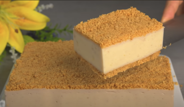 Nepečený krémový banánový dezert se sušenkami a kondenzovaným mlékem