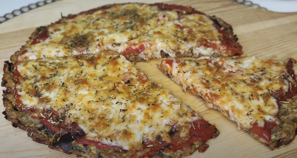 Domácí lilková pizza s rajčatovou omáčkou a sýrem mozzarella - Křupavá lahůdka!