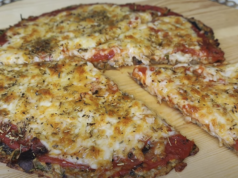 Domácí lilková pizza s rajčatovou omáčkou a sýrem mozzarella - Křupavá lahůdka!