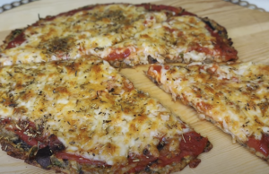 Domácí lilková pizza s rajčatovou omáčkou a sýrem mozzarella - Křupavá lahůdka!