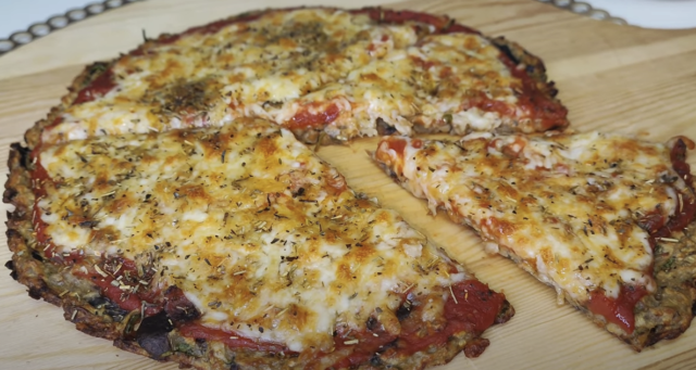 Domácí lilková pizza s rajčatovou omáčkou a sýrem mozzarella - Křupavá lahůdka! Domácí lilková pizza s rajčatovou omáčkou a sýrem mozzarella - Křupavá lahůdka!