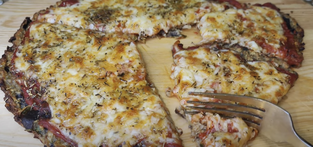 Domácí lilková pizza s rajčatovou omáčkou a sýrem mozzarella - Křupavá lahůdka!