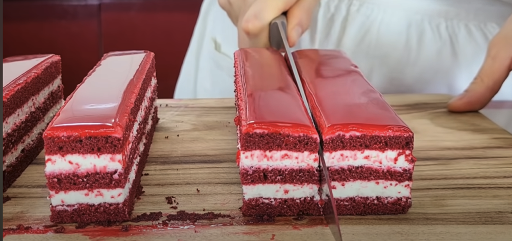 Pohádkový sametový RED VELVET dort s citronovo-tvarohovým krémem a želatinovou polevou - Kouzlo na vašem talíři!