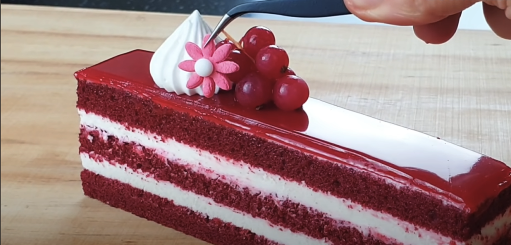 Pohádkový sametový RED VELVET dort s citronovo-tvarohovým krémem a želatinovou polevou - Kouzlo na vašem talíři!