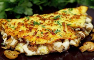 Recept na výborný bramborák, který je navíc plněný sýrem a houbami!
