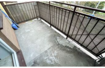 Prohlédněte si krásnou proměnu starého balkonu, kterou si provedla sama rodina za pár korun