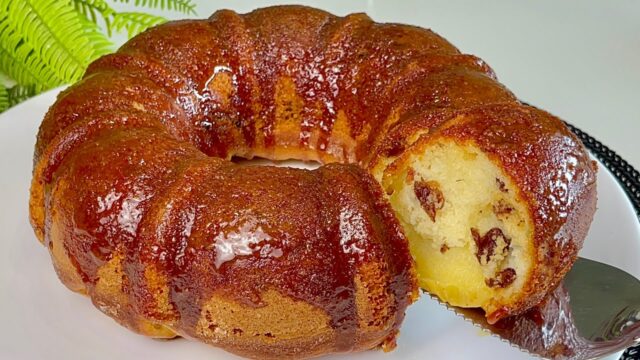 Báječná jablíčková bábovka z jemného jogurtového těsta s rozinkami a karamelovou polevou - Ideální k horkému domácímu čaji!