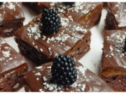 Šťavnatý cuketový moučník s ořechy, meruňkovou marmeládou a bohatou čokoládovou ganache