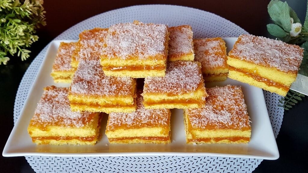 Sladký koláč s meruňkovým džemem a strouhaným kokosem - Jednoduchá a snadná příprava!