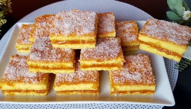 Sladký koláč s meruňkovým džemem a strouhaným kokosem - Jednoduchá a snadná příprava!