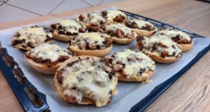 Zbylo Vám staré pečivo? Vyzkoušejte tento recept na tyto obložené housky Zbylo Vám staré pečivo? Vyzkoušejte tento recept na tyto obložené housky