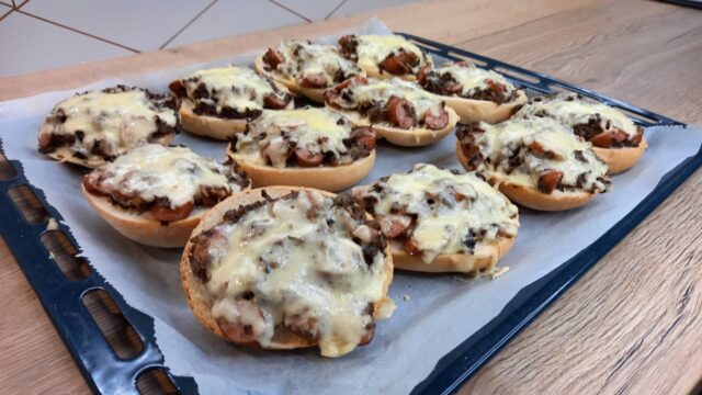 Zbylo Vám staré pečivo? Vyzkoušejte tento recept na tyto obložené housky Zbylo Vám staré pečivo? Vyzkoušejte tento recept na tyto obložené housky