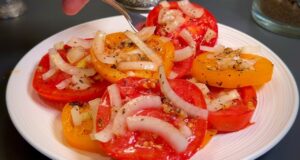 Nejjednodušší recept na lahodná rajčata s cibulkou Nejjednodušší recept na lahodná rajčata s cibulkou