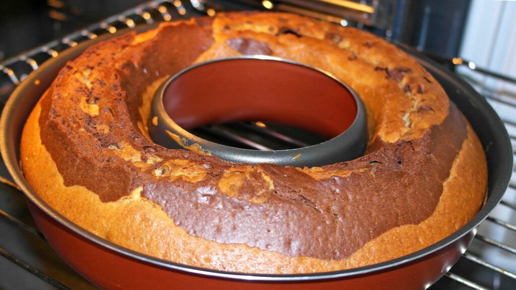 Třešňová dvoubarevná bábovka: Recept na vláčný a chutný dezert