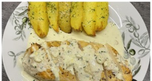 Kuřecí steak s parmazánovou omáčkou a opečenými bramborami Kuřecí steak s parmazánovou omáčkou a opečenými bramborami – lahodná večeře plná chuti 🍗🧀