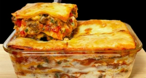 Masové lasagne se zeleninou v rajčatové omáčce s bešamelem a strouhaným sýrem Masové lasagne se zeleninou v rajčatové omáčce s bešamelem a strouhaným sýrem