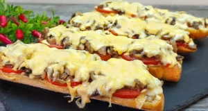 Zapečené křupavé bagety se sýrem, rajčaty a žampionovou směsí – Lepší než pizza!