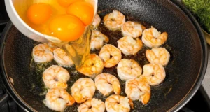 Rychlý recept na netradiční smažené krevety v rajčatové omeletě se zeleninou a vejci Smažené krevety v delikátní rajčatové omelete se zeleninou a vejci - Lahodná večere na stole!