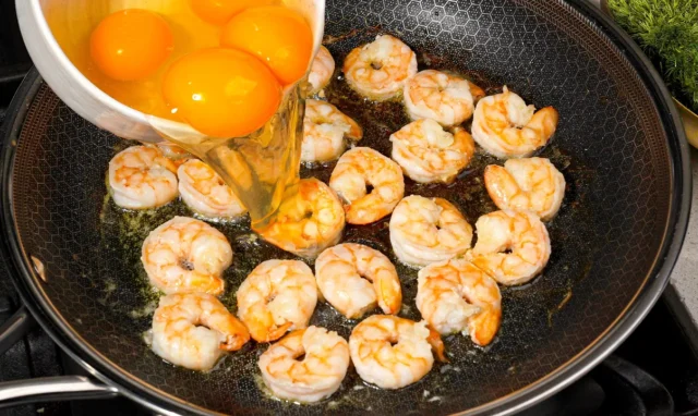 Smažené krevety v delikátní rajčatové omelete se zeleninou a vejci - Lahodná večere na stole!