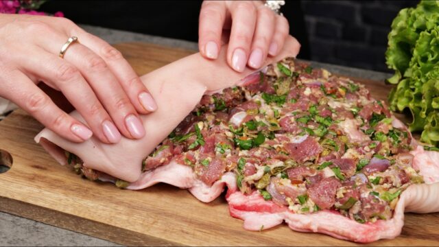 Lahodné pečené vepřové koleno plněné jarní cibulkou, petrželkou, kapary a mandlemi Lahodné pečené vepřové koleno plněné jarní cibulkou, petrželkou, kapary a mandlemi