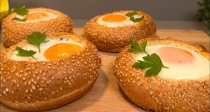 Křupavé housky plněné směsí jarní cibulky, šunky, zeleniny, sýra a vajec – Mini pizza v sezamové housce! Křupavé housky plněné směsí jarní cibulky, šunky, rajčat, okurek, sýra a vajec - Mini pizza v sezamové housce!