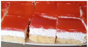 Osvěžující piškotové řezy s krémem a ovocným želé: Dezert, který si zamilujete Osvěžující piškotové řezy s krémem a ovocným želé – lehký a barevný dezert na plech