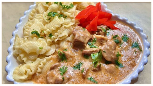 Pivovarská pochoutka z vepřového masa s černým pivem a těstovinami