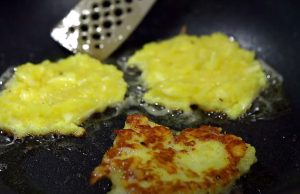 Rychlý a snadný recept na skvělé mini bramboráčky!