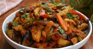 Zdravé vegetariánské jídlo: Pečená zelenina s rajčatovou omáčkou a hráškem na jednom plechu Zdravé vegetárianské jídlo: Pečená zelenina s rajčatovou omáčkou a hráškem na jednom plechu
