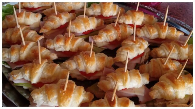 Vynikající rohlíčky z listového těsta plněné salátem, šunkou a sýrem Vynikající rohlíčky z listového těsta plněné salátem, šunkou a sýrem