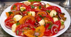 Když mám dostatek rajčat, vždy připravuju tento dokonalý salát Když mám dostatek rajčat, vždy připravuju tento dokonalý salát