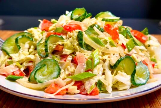 Salát z čínského zelí, okurky, papriky s jogurtovo-bazalkovou zálivkou