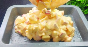 Šťavnatý jablečný koláč s jemnou příchutí citronu, vanilky a skořice Jemný jablečný koláč s jemnou příchutí citronu, vanilky a skořice - Rozplývá se v ústech!