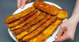 Smažená křupavá cuketa se sýrem a jemným okurkovým dresinkem Smažené křupavé plátky cSmažená křupavá cuketa se sýrem a jemným okurkovým dresinkemukety ve vaječno-sýrové směsi podávané s jemným okurkovým dresinkem