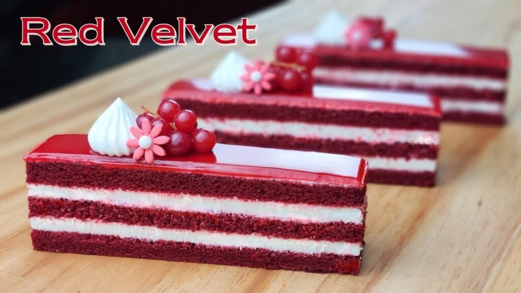 Pohádkový sametový RED VELVET dort s citronovo-tvarohovým krémem a želatinovou polevou - Kouzlo na vašem talíři!