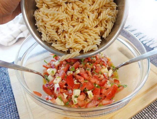 Lahodný těstovinový salát s česnekovo-cibulovou zálivkou, rajčaty, bazalkou a mozzarellou