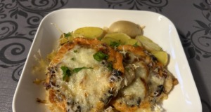 Rychlý a chutný recept z trouby – vepřové maso se žampiony, cibulí a sýrem