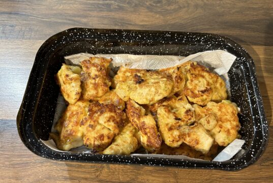 Tyhle kuřecí placičky dělám, když chci rychlou, šťavnatou večeři – mizí z talíře dřív, než uděláte přílohu Rychlé kuřecí placičky s ananasem, pórkem a sýrem: Šťavnaté, jednoduché a hotové za pár minut