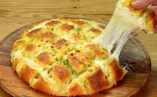 Křupavý sýrový koláč potřený česnekovou směsí se zelenou cibulkou - Křupavá neodolatelná pochoutka!
