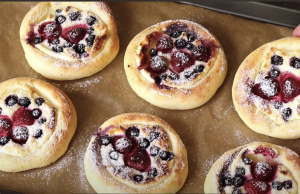 Nejjemnější tvarohové koláče s lesními plody – snadné a rychlé pečení