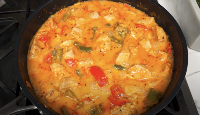 Kuřecí kousky v jemné svěží rajčatovo-sýrové omáčce s barevnou paprikou Kuřecí kousky v jemné svěží rajčatovo-sýrové omáčce s barevnou paprikou