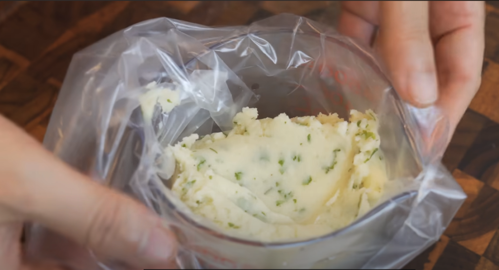 Křupavé smažené bramborové tyčinky se sýrem mozzarella a koriandrem - Křupavé občerstvení!