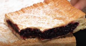 Křupavá pochoutka z listového těsta plněná lesním ovocem – oblíbený rodinný recept Křupavá pochoutka z listového těsta plněná lesním ovocem - oblíbený rodinný recept