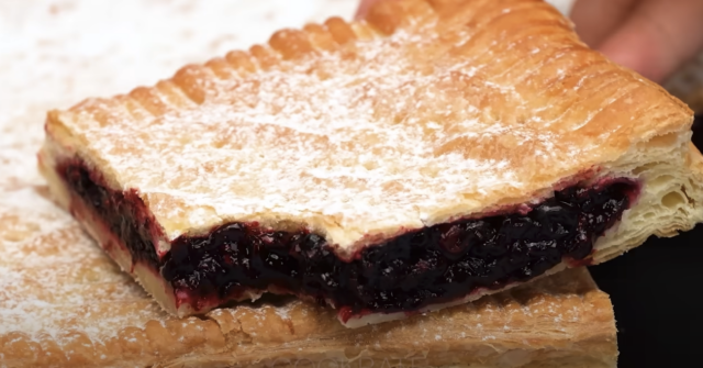 Křupavá pochoutka z listového těsta plněná lesním ovocem - oblíbený rodinný recept Křupavá pochoutka z listového těsta plněná lesním ovocem - oblíbený rodinný recept