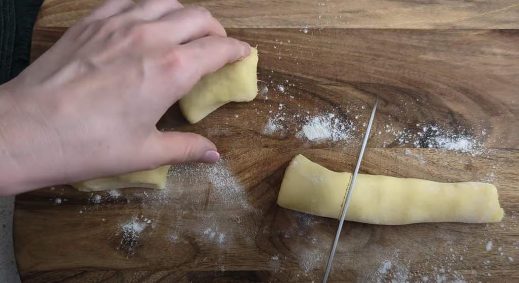 Vepřové kotlety v pivní omáčce se slaninou a domácími noky