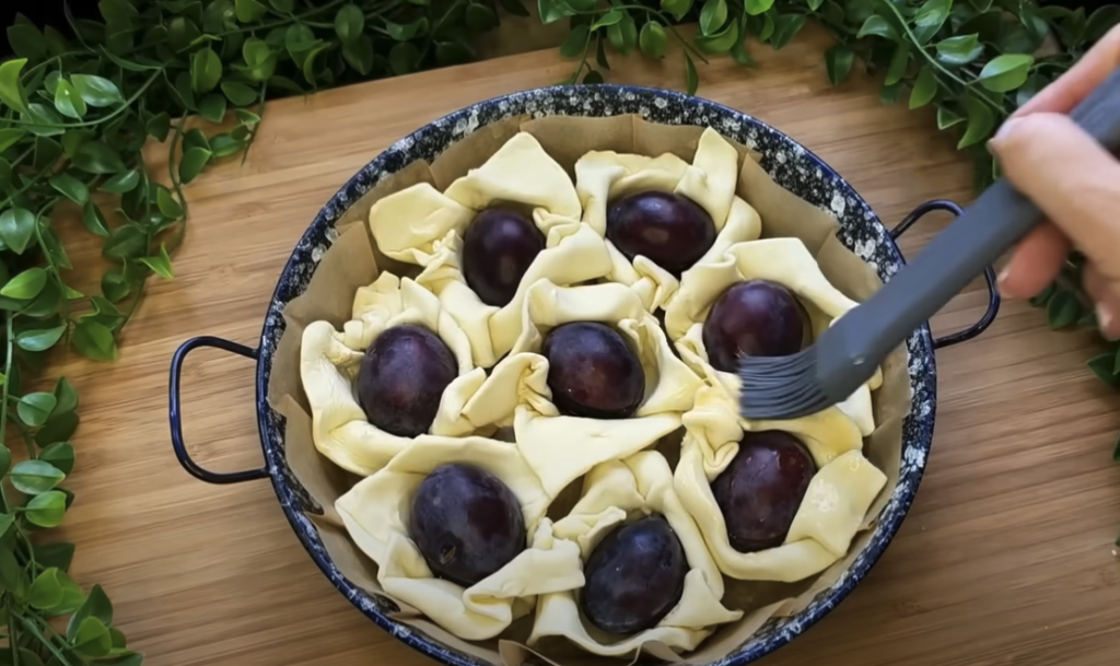 Křupavé švestkové květy z listového těsta - Křupavé občerstvení pro malé i velké!