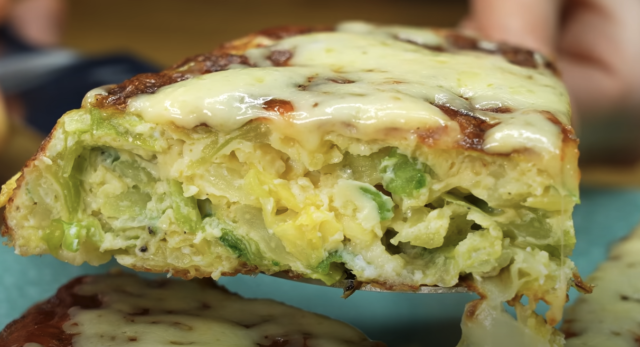 Smažený slaný koláč s bílým zelím, vejci a sýrem čedar - Rychlá a snadná příprava! Smažený slaný koláč s bílým zelím, vejci a sýrem čedar - Rychlá a snadná příprava!