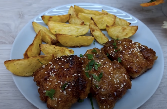 Sezamové vepřové steaky v česnekovo-zázvorové medové omáčce s křupavými parmazánovými bramborami Sezamové vepřové steaky v česnekovo-zázvorové medové omáčce s křupavými parmazánovými bramborami